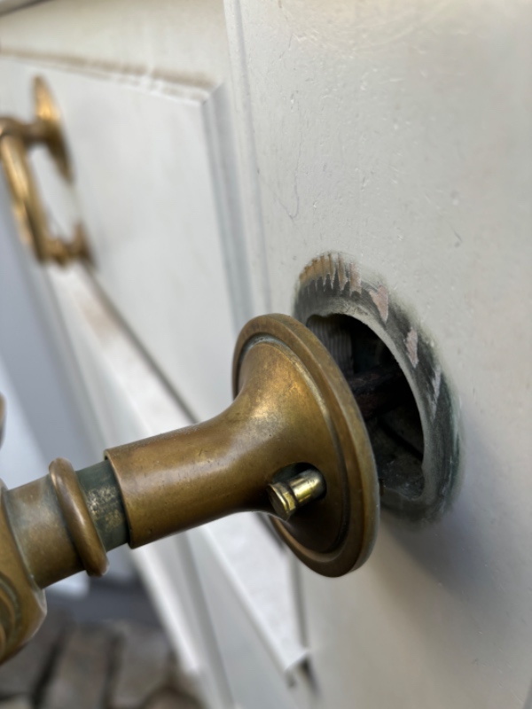 Reparation af messinghåndtag i yderdør.