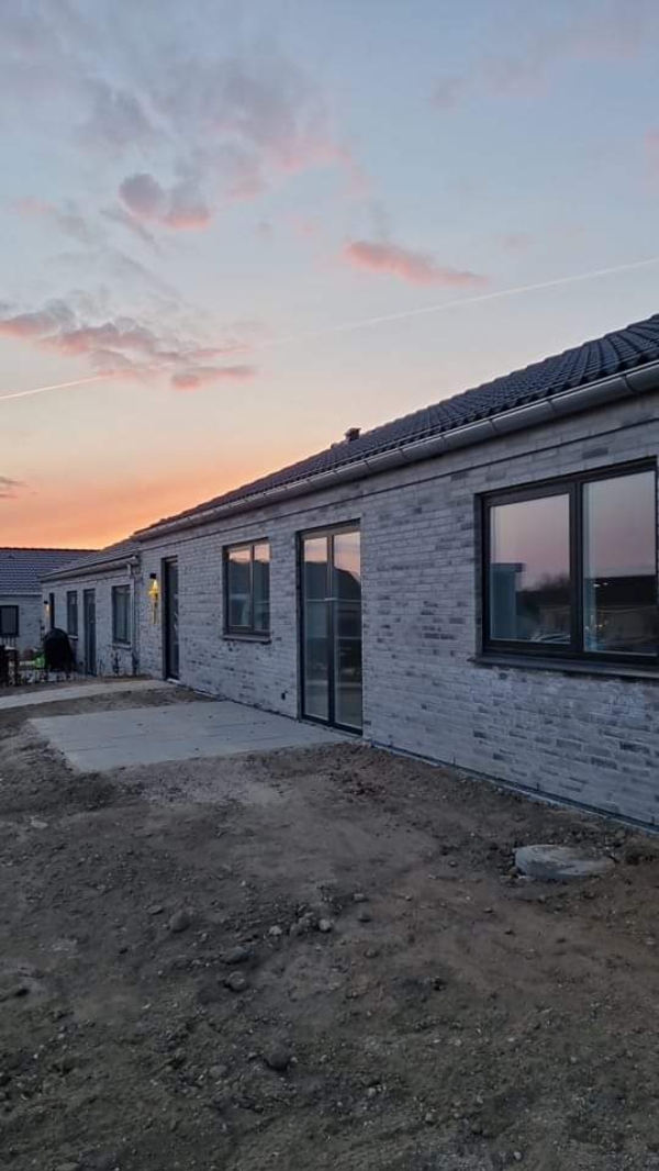 Udvidelse af eksisterende terrasse. Ca. 40 kvadratiske betonfliser.fliser