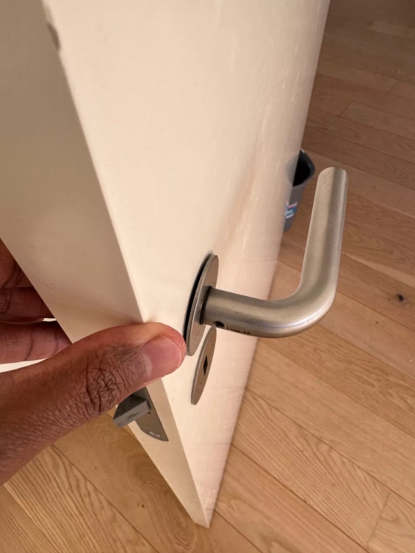 Reparation af 3 løse dørhåndtag og 1 skabshængsel i lejlighed i Vallensbæk Strand