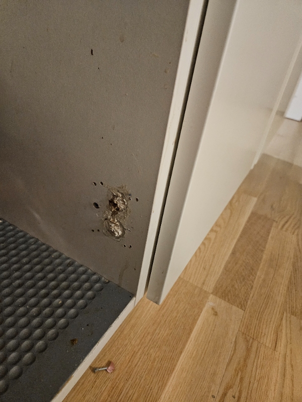 Spånplade da køkkenlåg er faldt af