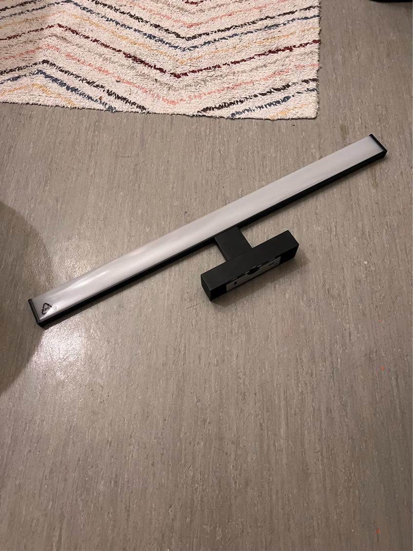 Skift lampe og ophæng af spejl på badeværelse