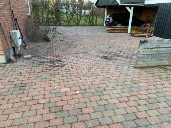 Nedtagning af gammelt hegn og opsætning af nyt hegn og etablering af havelåge