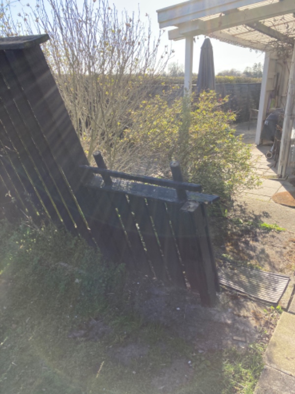 Revet er hegn ned og kørt på genbrugspladsen