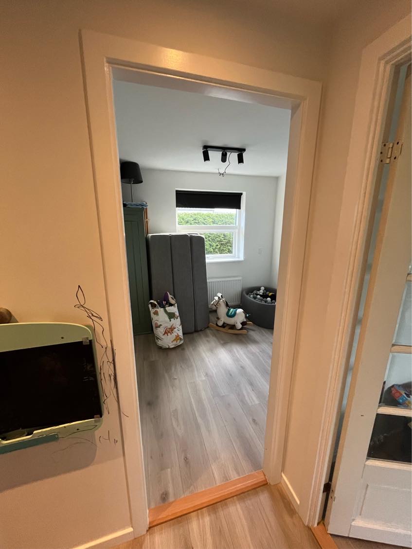 Ny dør på et værelse, hvor der også skal ny dørkarm mm