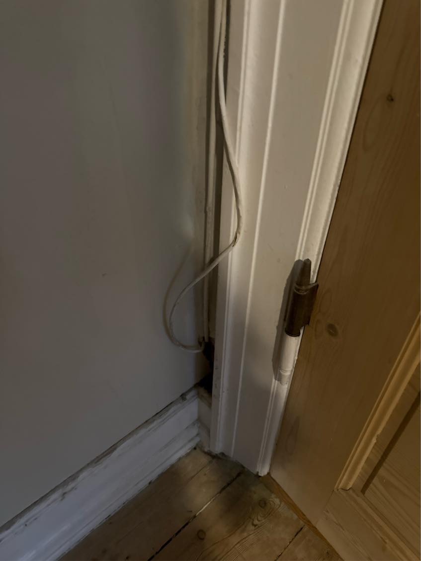 Ledninger der stikker ud af væggen. De skal væk eller reduceres men ved ikke helt hvad og hvor de høre til så det skal være en der er elektriker og kan arbejde med el/kabler