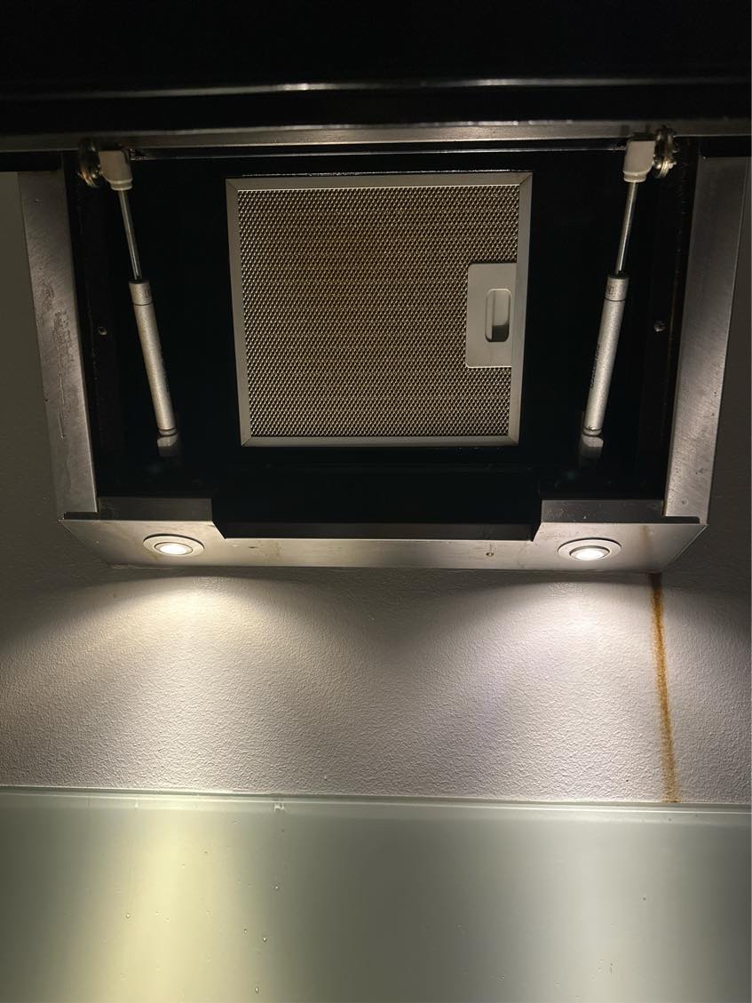 Nedtage gammel emhætte samt opsætning og installere ny emhætte