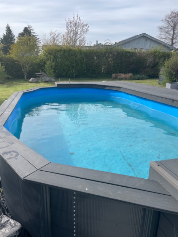 Rensning af pool bund