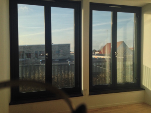 Hængt gardinstænger og gardiner op 4 store vinduer  samt ophæng af knager