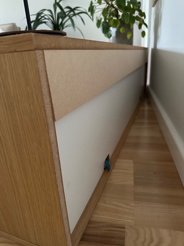 Få skruer skal sættes ind i vægmonteret sidebord