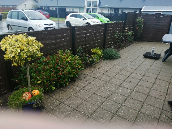 opsætning af vedligeholdelsesfrit hegn samt fjermelse ag gammelt