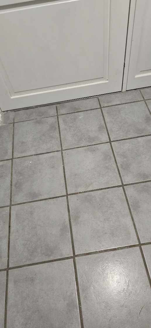 Udskiftning af fliser i entre, ca. 6 m2.