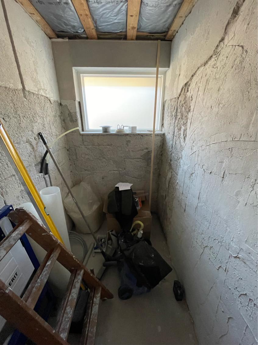 Pudsning af væg i badeværelse