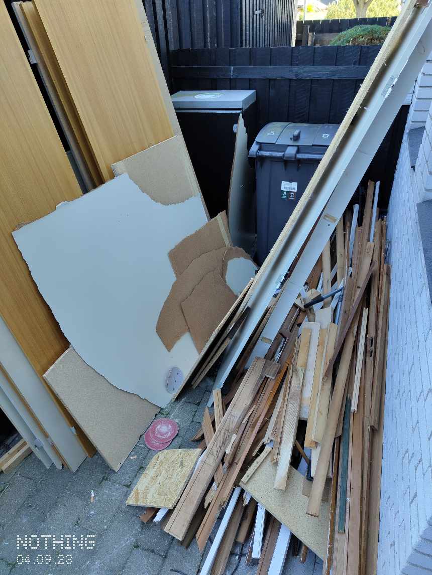 Fjern affald og sorter affald i genbrug St. (Skal bruge en bil med trailer) Det er en genbrugs plads 5 minutter væk.