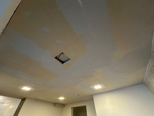 slibning af loft samt maling af loft og vægge