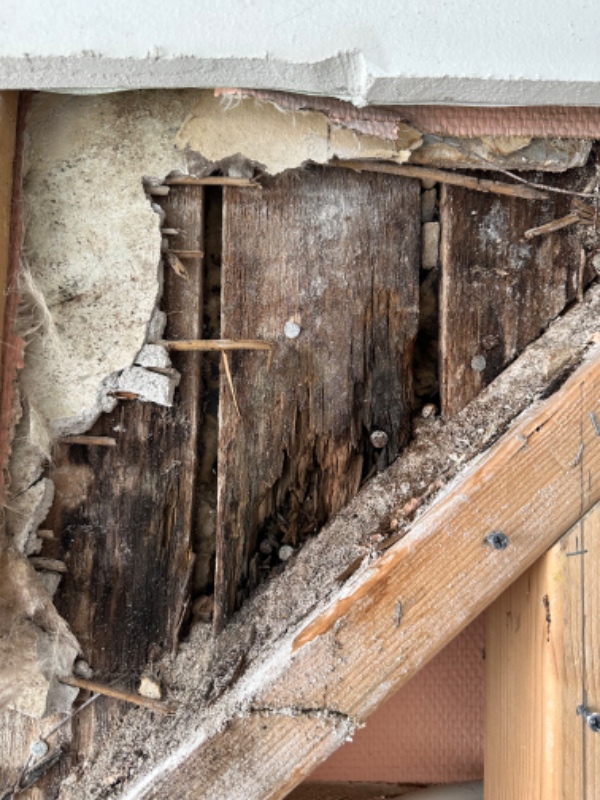 Udbedring af skade på kvist med zink-tag. Der trænger vand ned i væg i kvist ved tung regn.