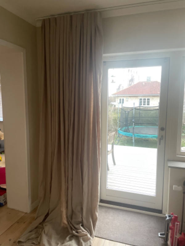 Syopgave: Lægge gardiner op