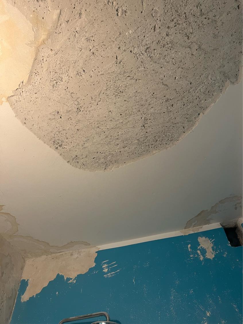 Spartle og male vægge og loft i badeværelse