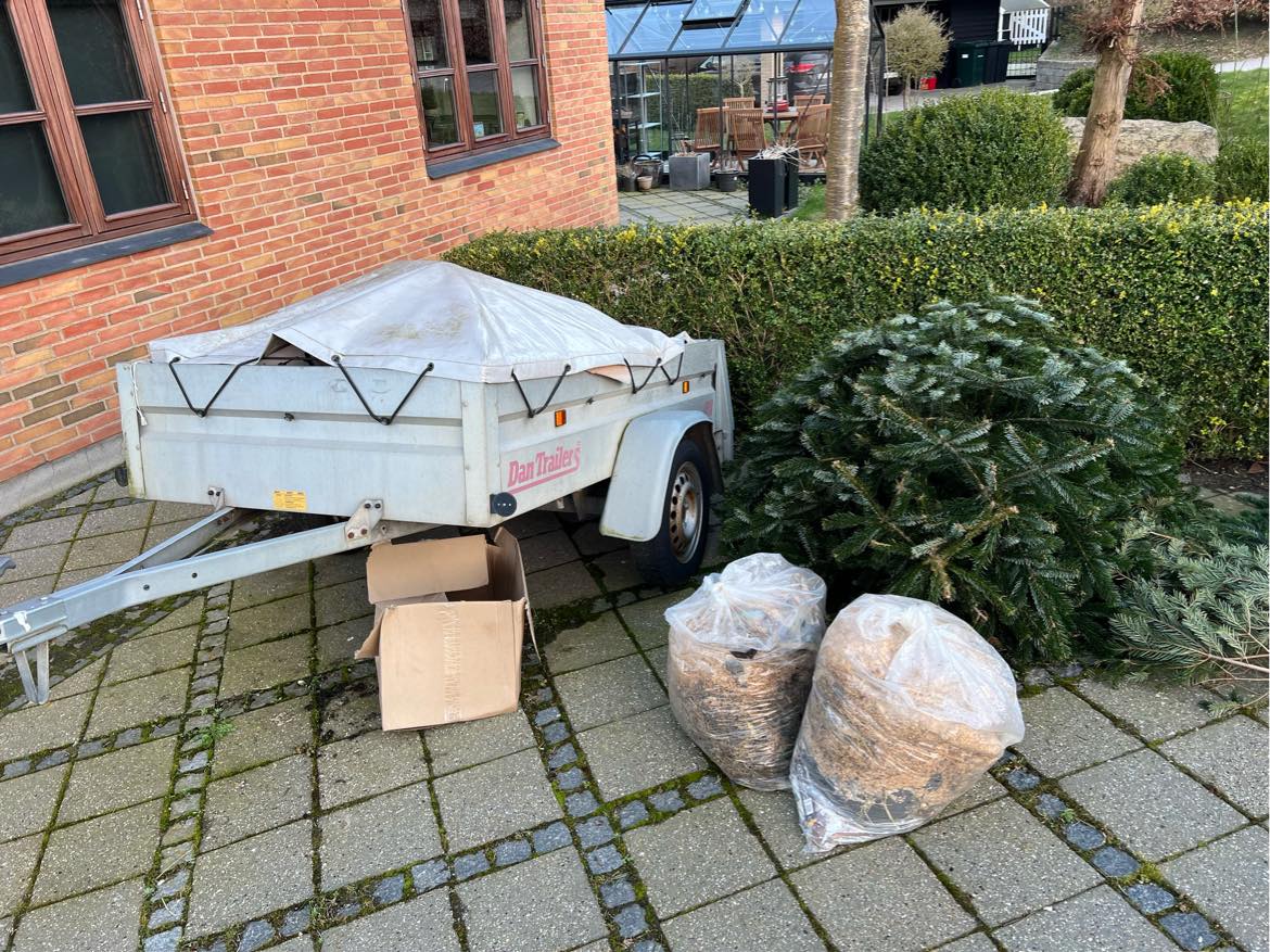 Vækkørsel af affald fra trailer