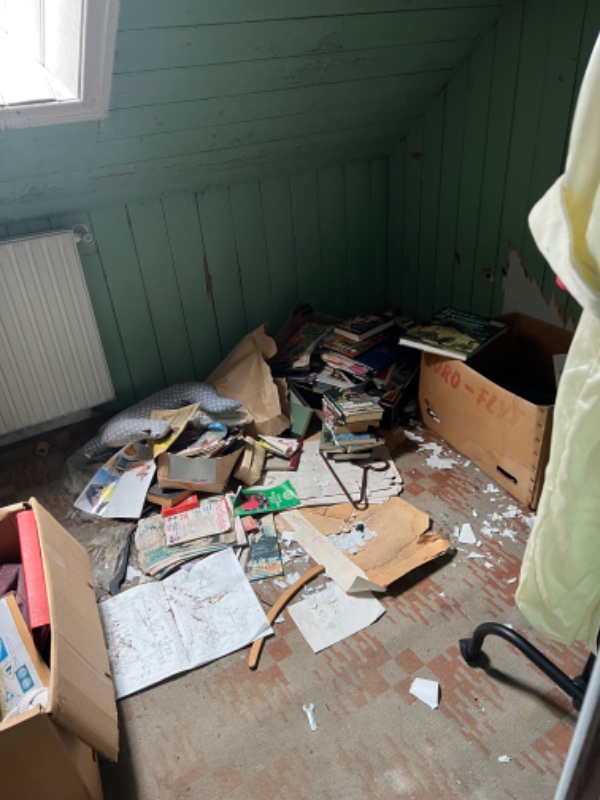 Rydning af loft i gammelt hus i Allinge