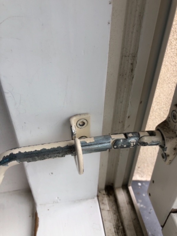 Opsætning af knager og fjerne børnesikring