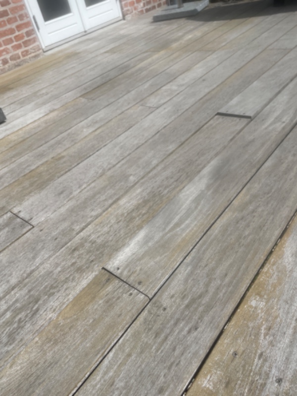 Udskiftning af underlæggende bjælker. Da en er rådnet.