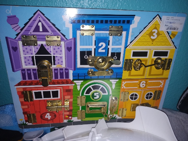 sæt et fjernsyn på væggen og sæt to vægbilleder op