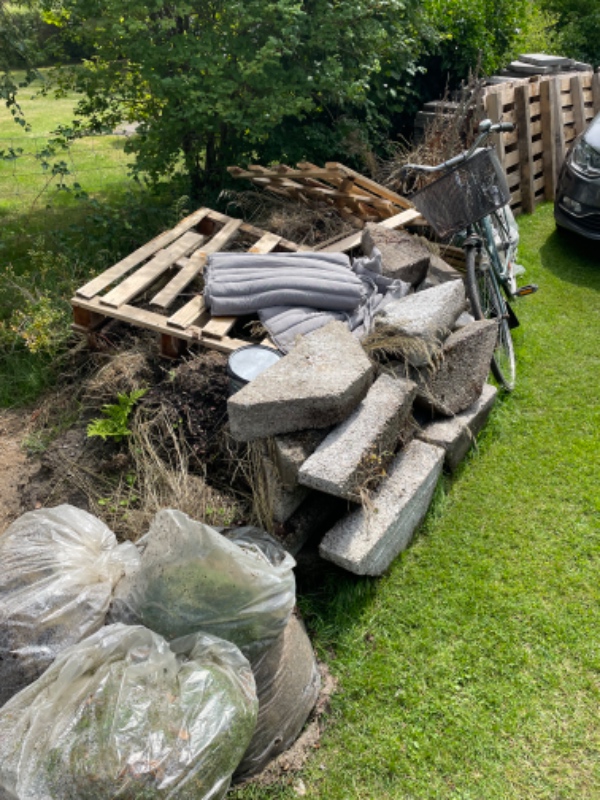 Afhentning af jord og div affald