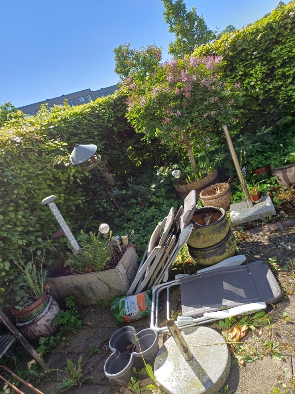 Fjernelse af ukrudt på terrasse