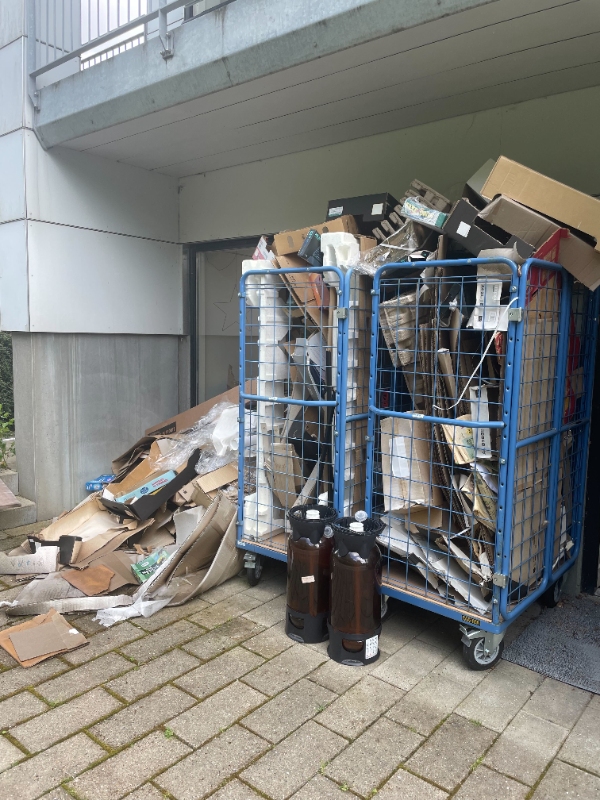 Afhentning af pap og diverse