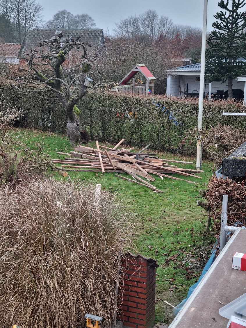 Jeg søger 1-2 som vil fjerne alt affald omkring mit hus som vi har renoveret