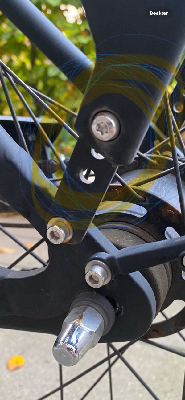 El bagage bære skrues på, helt ny cykel, skruer er løse så den falder af, der skal Bruges en skrue maskine med forskellige bitz.