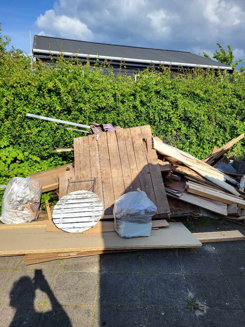 Byggeaffald fjernes fra kolonihave hvor der er kommet nyt gulv. Ca. 18 kvm