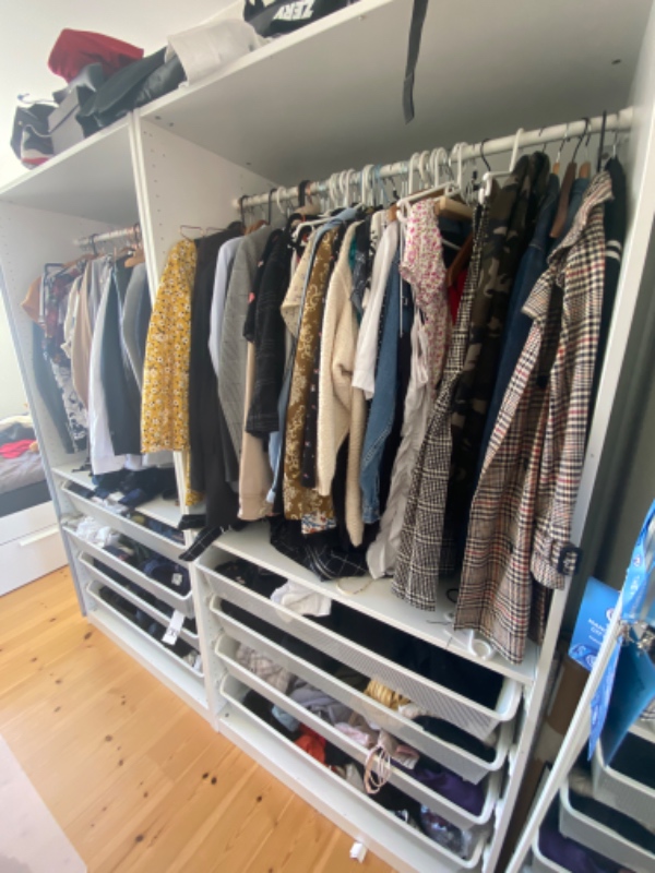 Ophængning af rullegardin, knagerække og hjælp til at sætte skabslåger på Ikea gaderobeskab