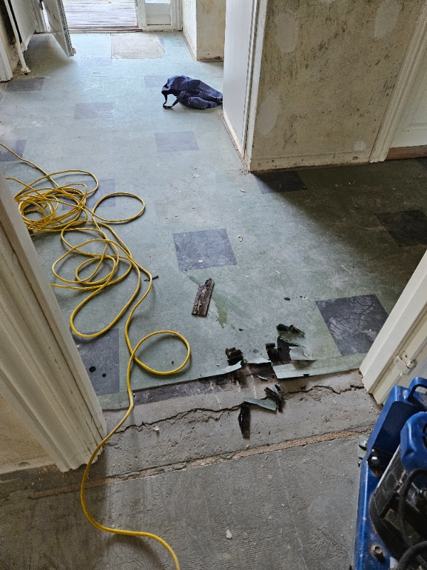 Fjernelse af linoleum gulv, limet på beton.