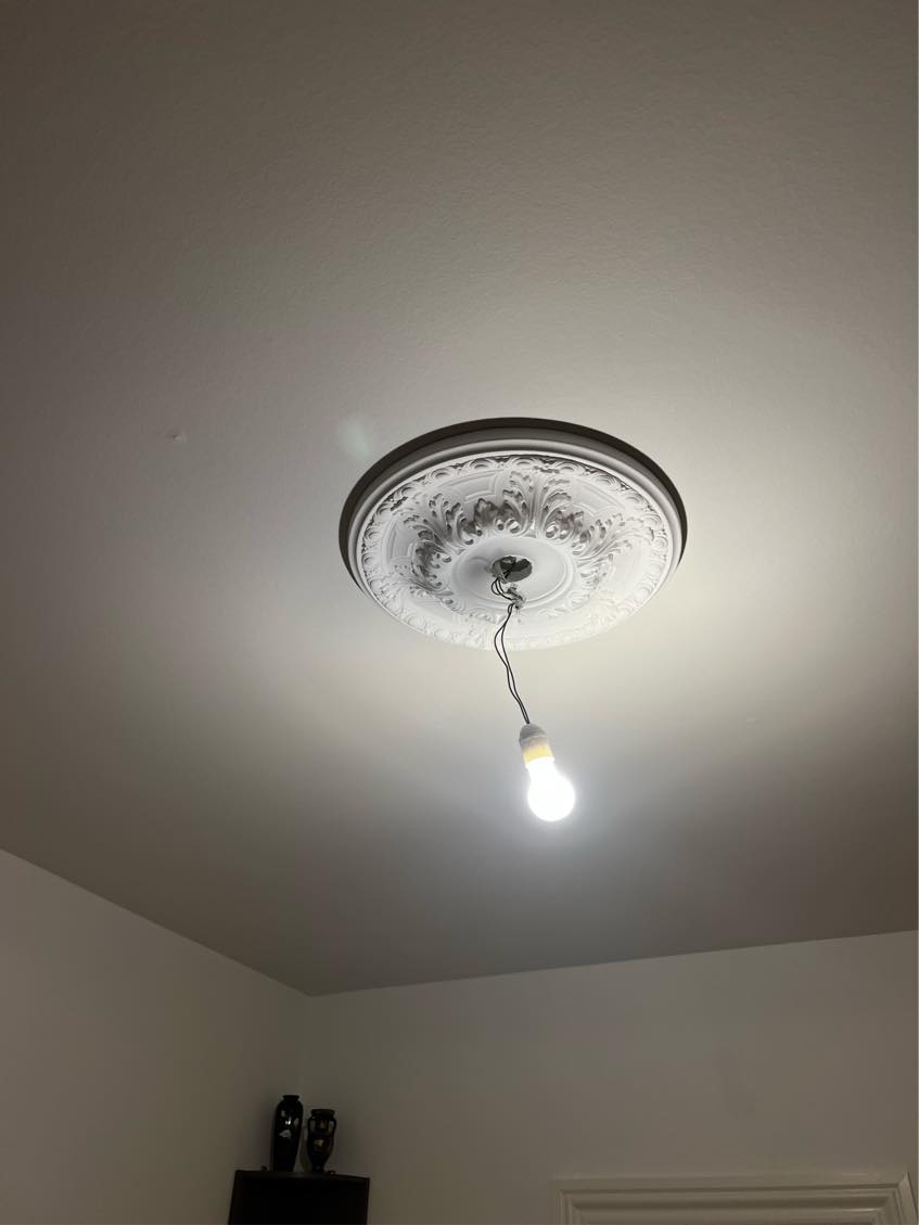 opsætning af 3 lamper i lejlighed. Den ene lampe er i gangen på vægen og så er der 2 lamper i loft.