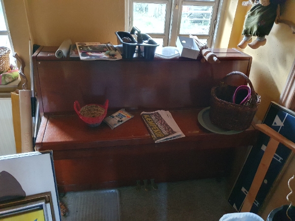 Hej, jeg har et klaver der skal flyttes fra stuehuset til en container der står på gårdspladsen.