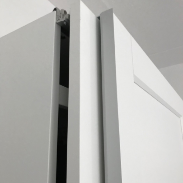 Færdigt samling af skydeskab fra Ikea i soveværelse