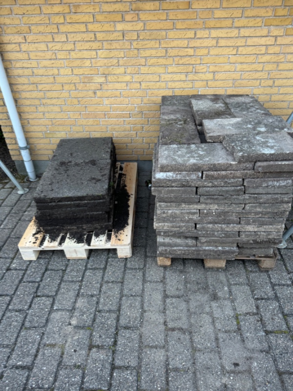 Bortskaffelse af 15 paller med fliser