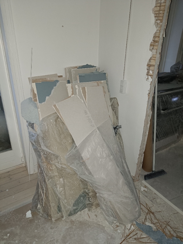 Afhentning af byggeaffald. Gips og pudsvæg.
