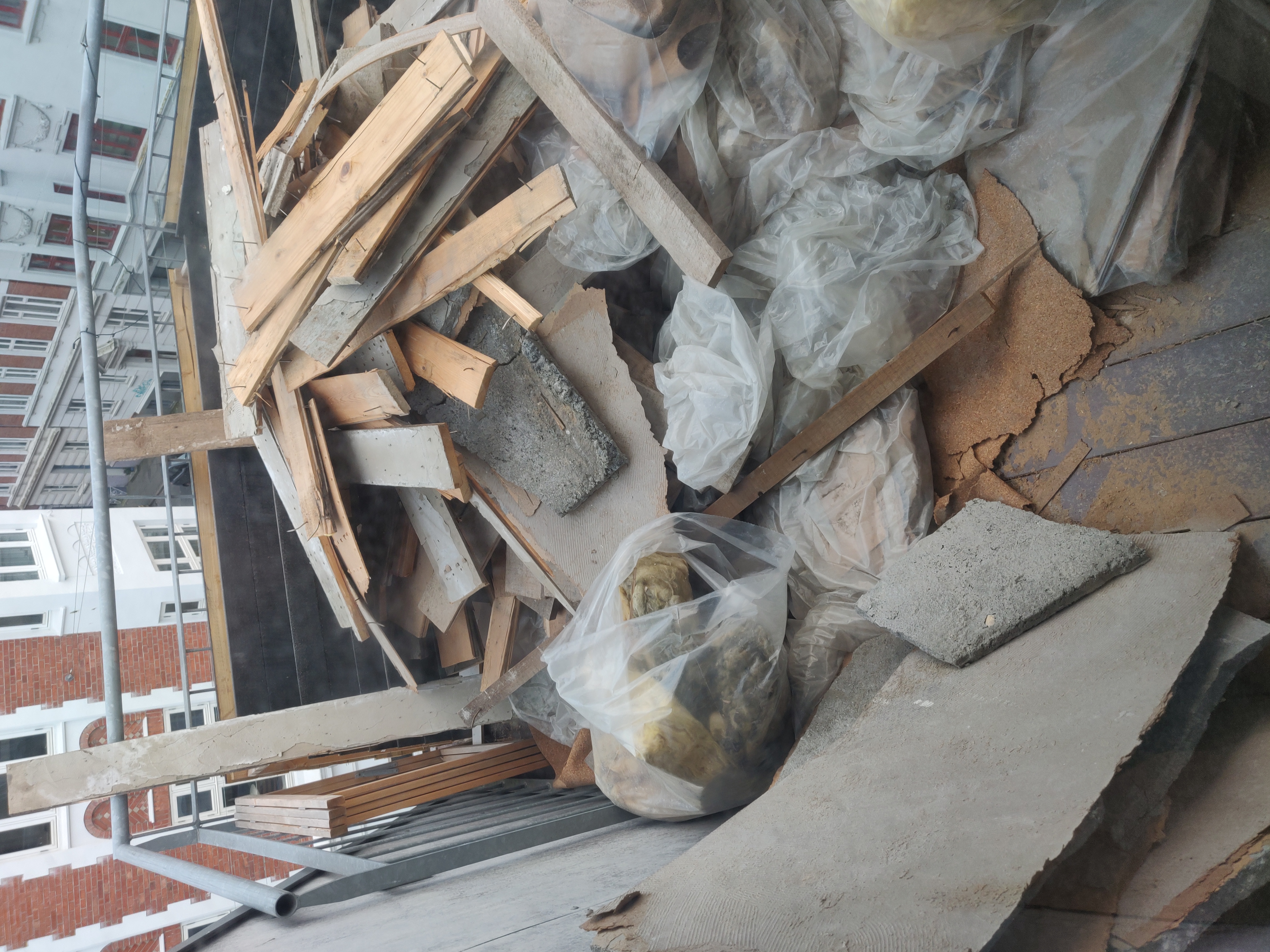 Afhentning af byggeaffald fra 3. Sal