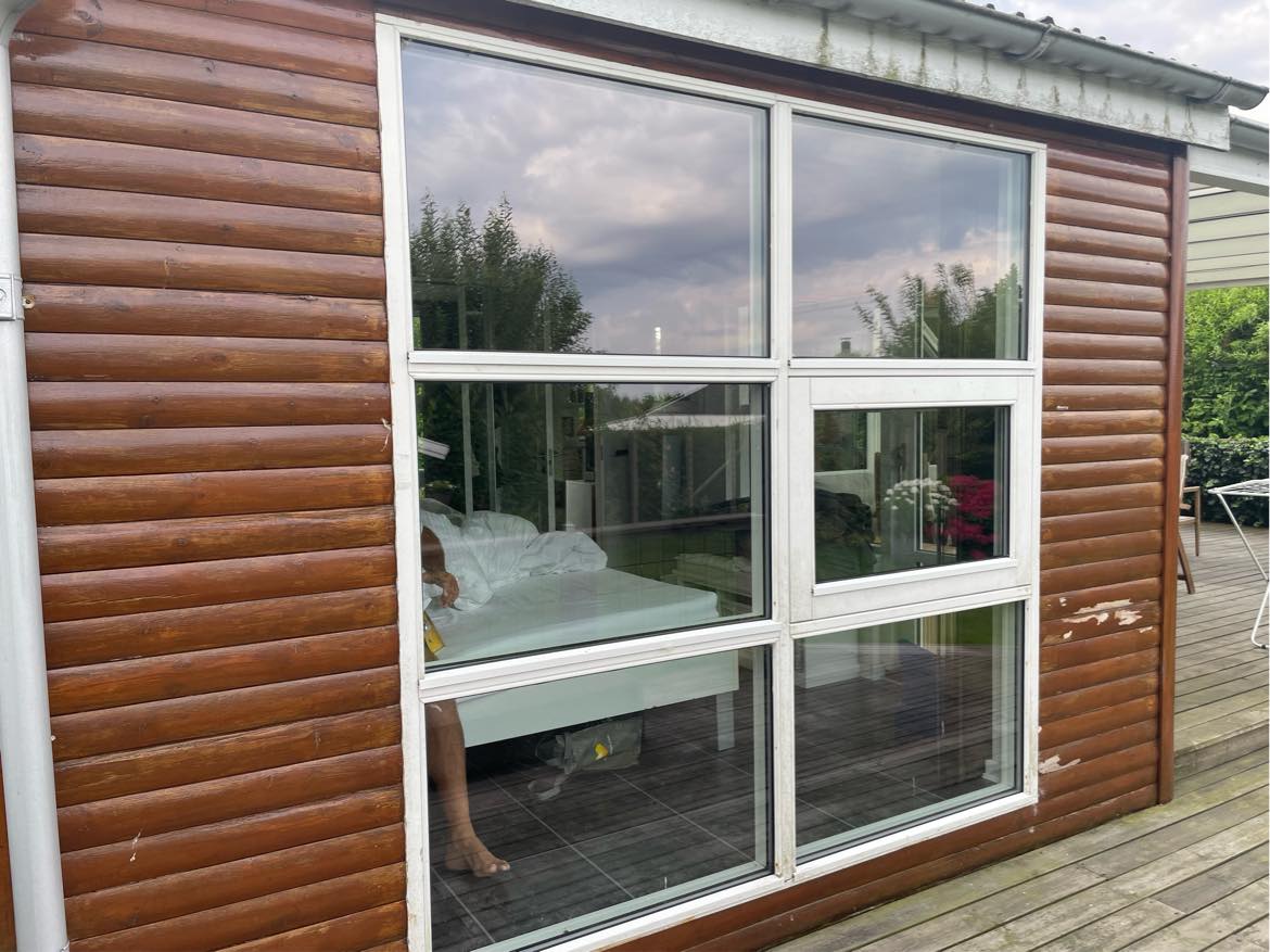 Male lille sommerhus  udvendigt