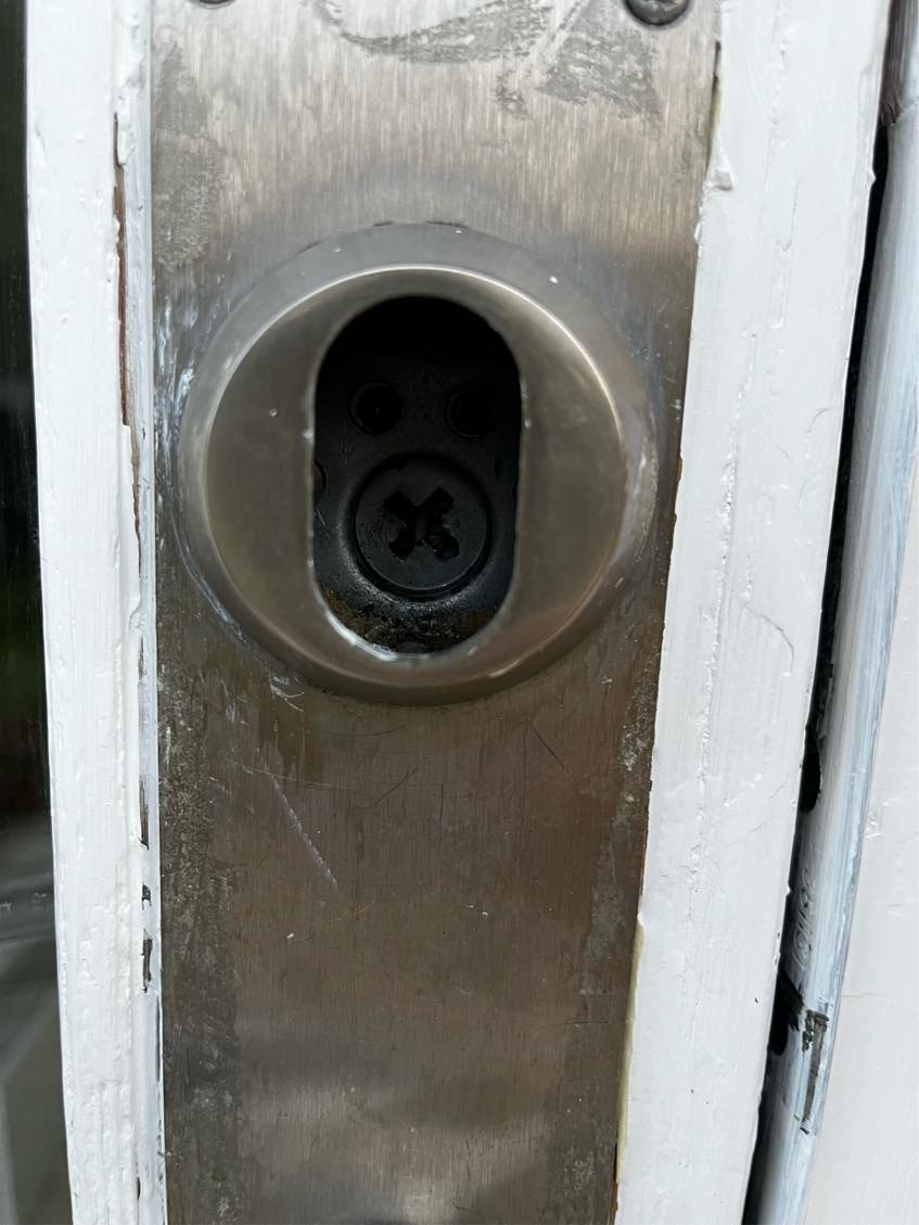 Ny låsecylinder i dør da nuværende er faldt ud