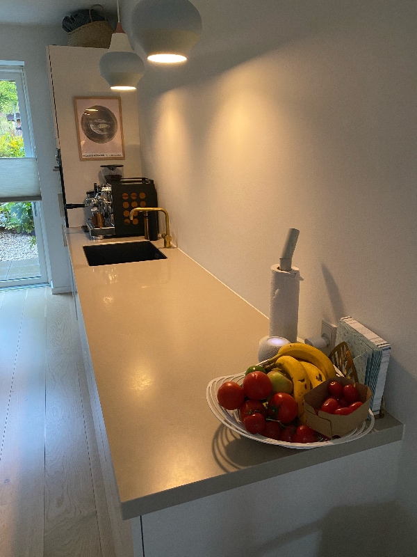 Ophængning af svævehylde, betonvæg + indskruning af bogreol i betonvæg