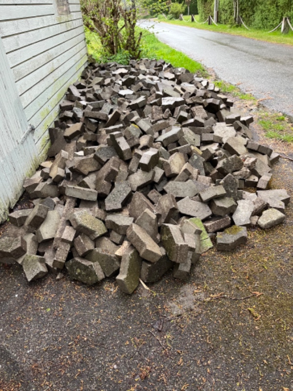 Afhentning af fliser til genbrugsstationen, mangler at tage nogle fliser op, se billedet.