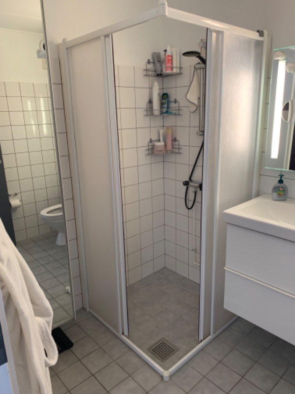 Nyt brusesæt med rainshower incl armatur opsættes. 6 nye rørbærere sættes på.