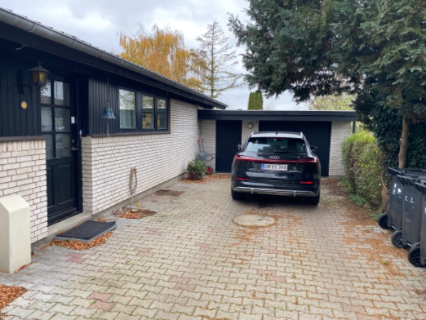 Garageport gjort bredere. Der skal tages lidt af murværket og laves nogle nye porte i træ.