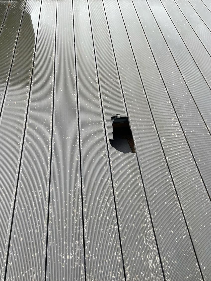 Udskiftning af tre ødelagte kompositbrædder på terrasse.