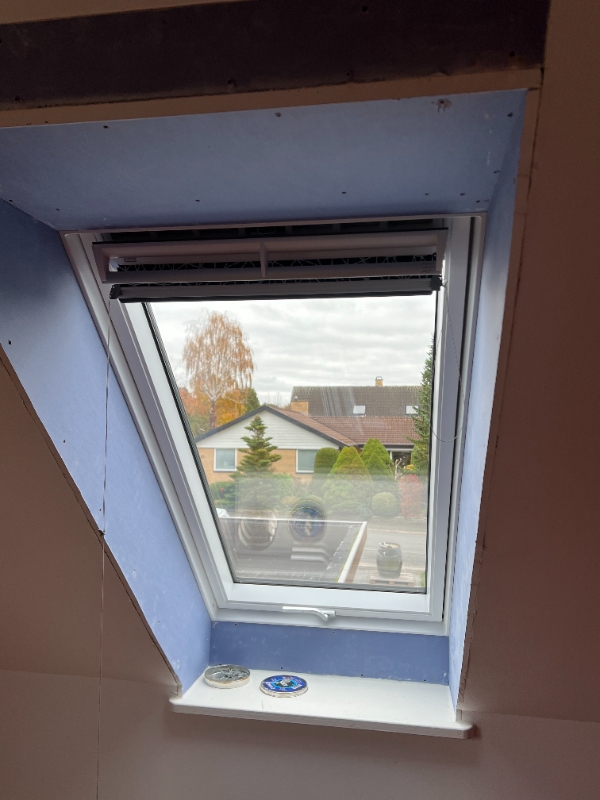 Spartling og maling af 4 Velux-vidue-indfatningspartier