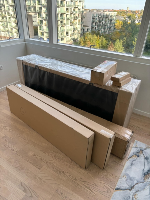 Samling af Seng + Samling af 2 TV Borde + Montering af 75" TV Paa Væg