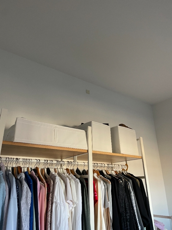 sætte tre hylder hænge tre lamper og et maleri.